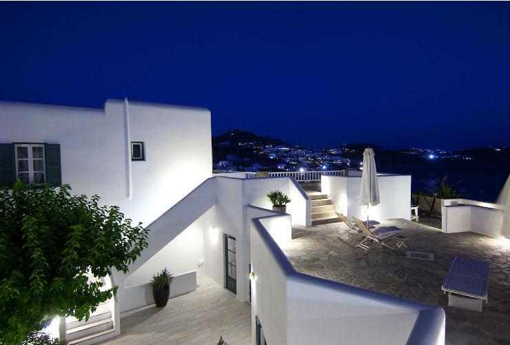 ミコノス島の伝統的な白い外観のホテル。