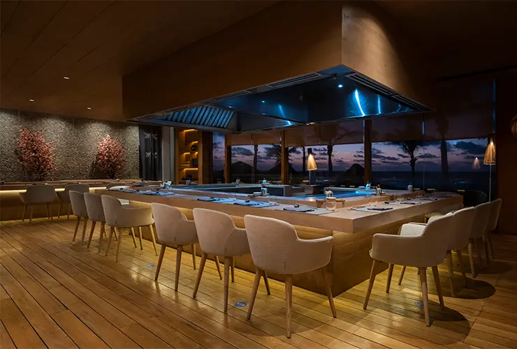 シェフが鉄板焼きグリルで調理する様子を間近で見ることができる『Umami（うま味）』