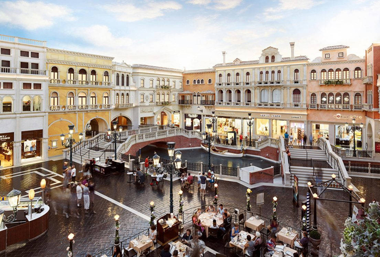 敷地内の巨大なショッピングモールには運河が流れ、本物のゴンドラまで！