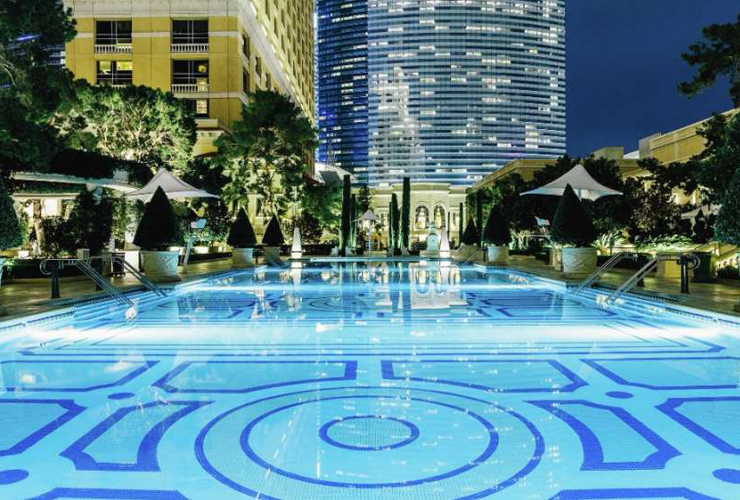 地中海風の屋外プールエリア