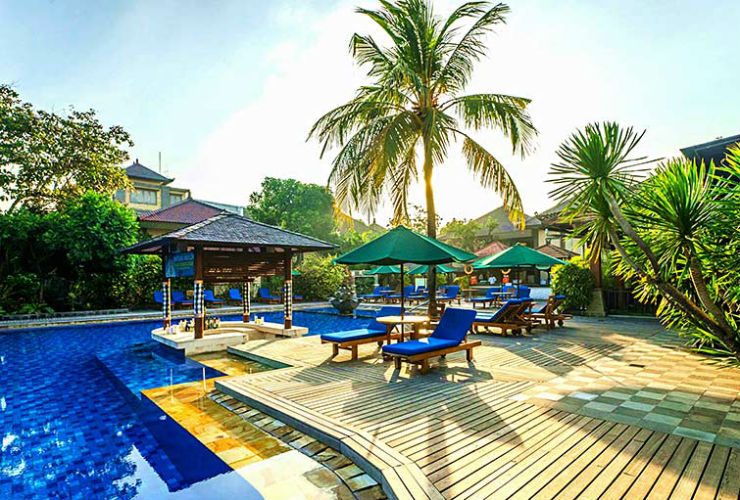 南国の風を感じられるプール♪