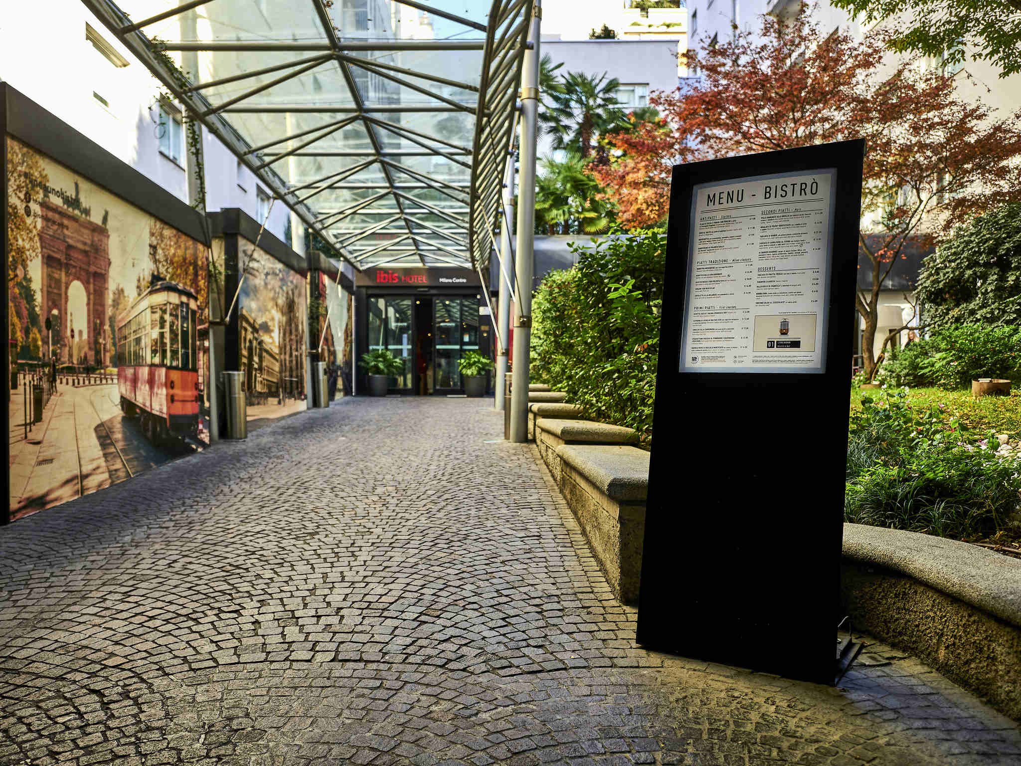 ロビーへと続く道は屋根付き