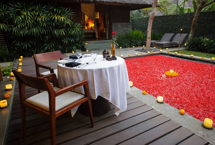 ヴィラでのロマンティックディナー風景