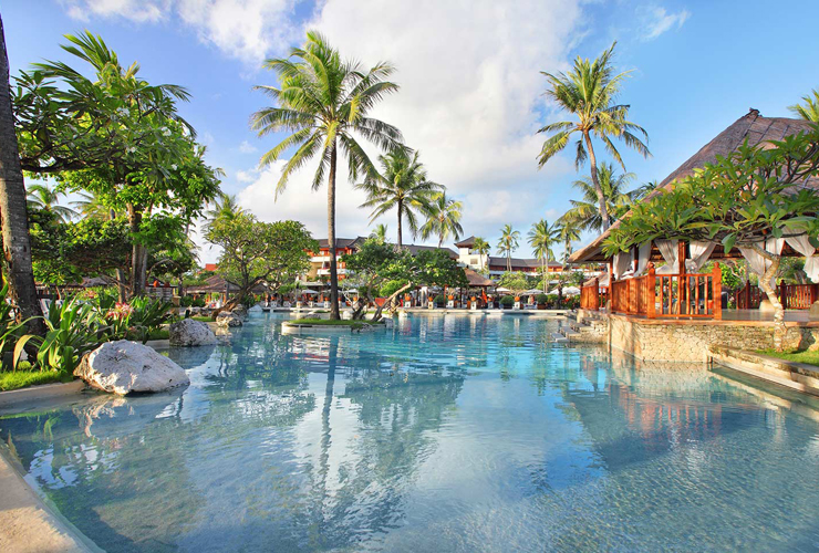 大きなスイミングプール