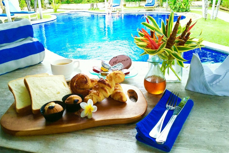 プールサイドでブレックファスト
