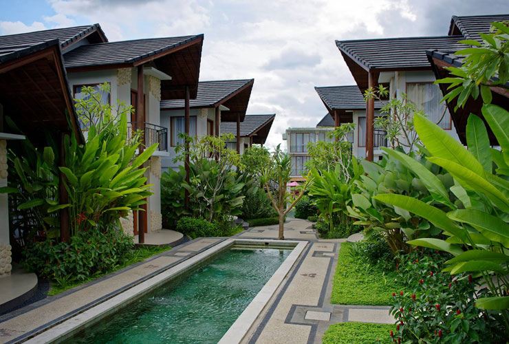 ヴィラエリアのスイミングプールと外観