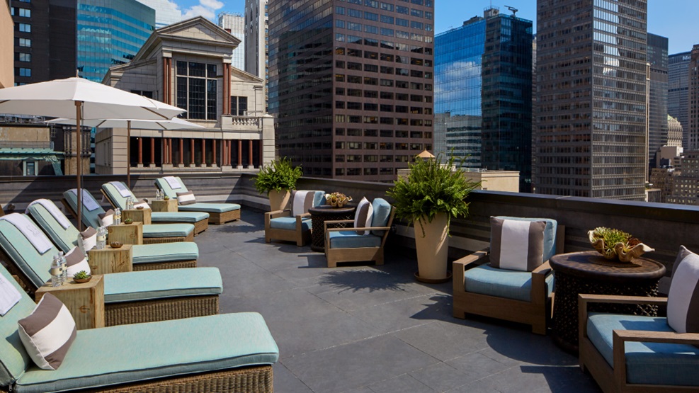 マンハッタンの活気を感じる屋外テラス（公式HPより）