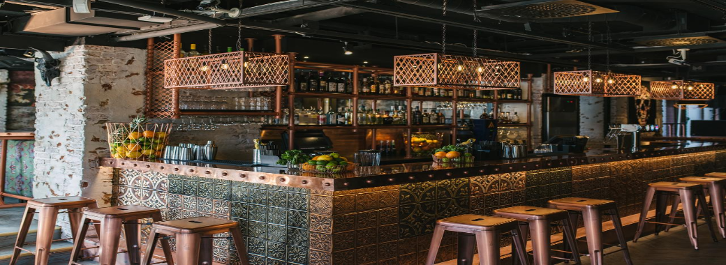 ウッディなバーラウンジ