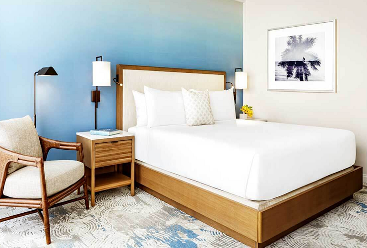 エレガントな内装の客室