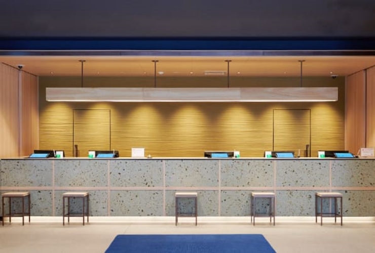 お荷物のお預かりなど充実したフロントサービス