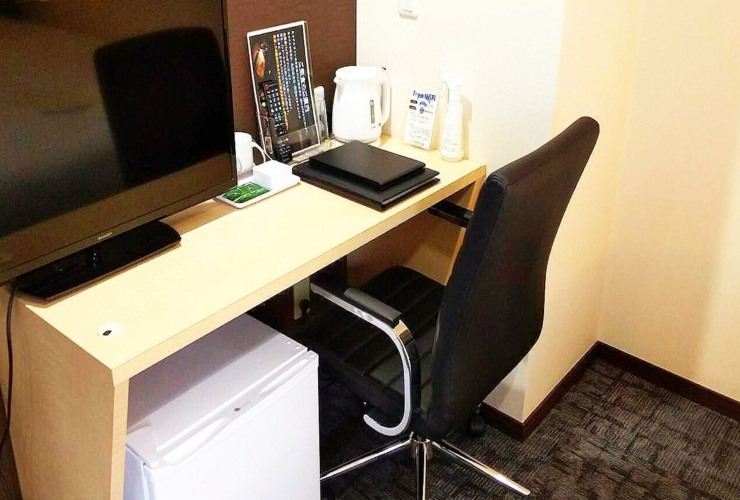 ビジネスのお客様にも便利な広々デスク