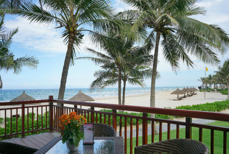 白い砂浜と南シナ海をながめる。