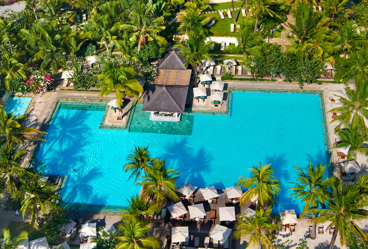 広々としたメインプール