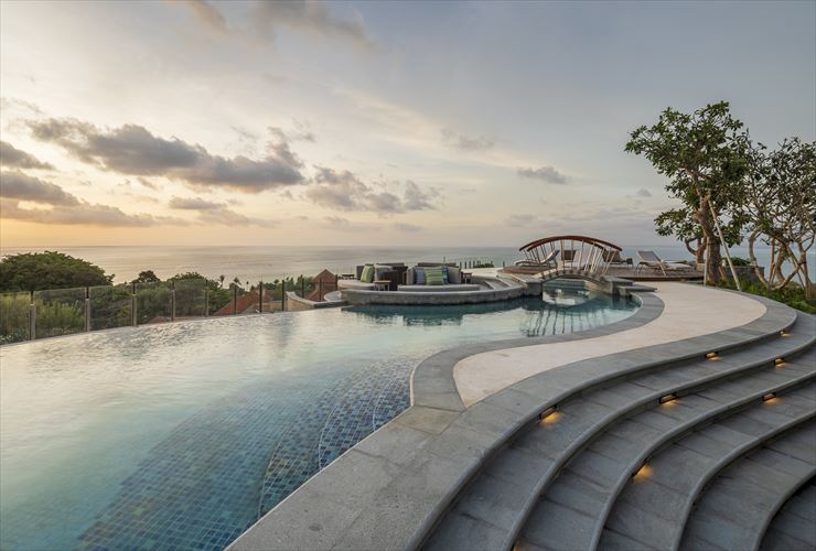 ルーフトップバーにあるプール