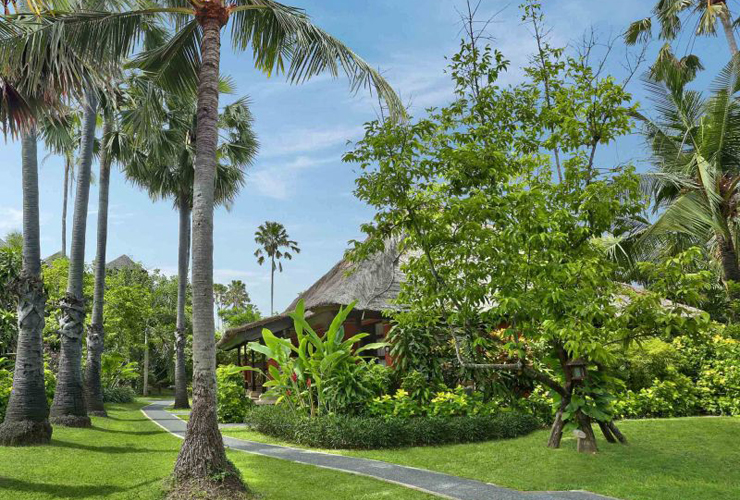 緑のガーデンに包まれたホテル内