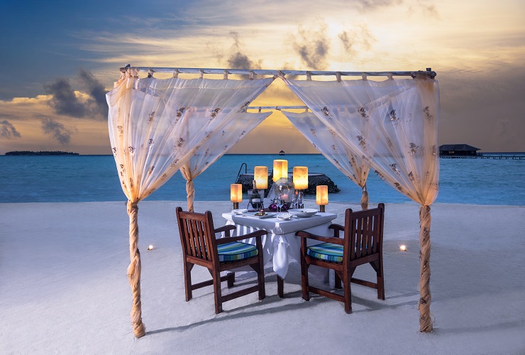 ハネムーナーにもおすすめです(プライベートビーチダイニングイメージ)