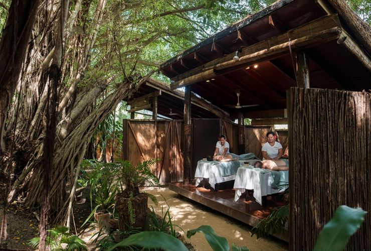 自然の中に位置するスパ施設