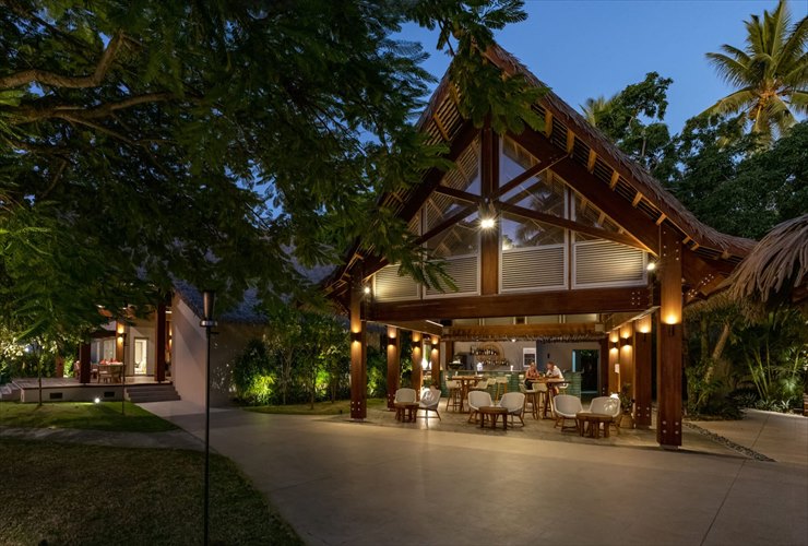 さまざまなアルコールを提供しているバー