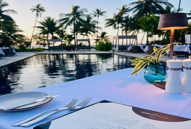 プールサイドに隣接するレストラン