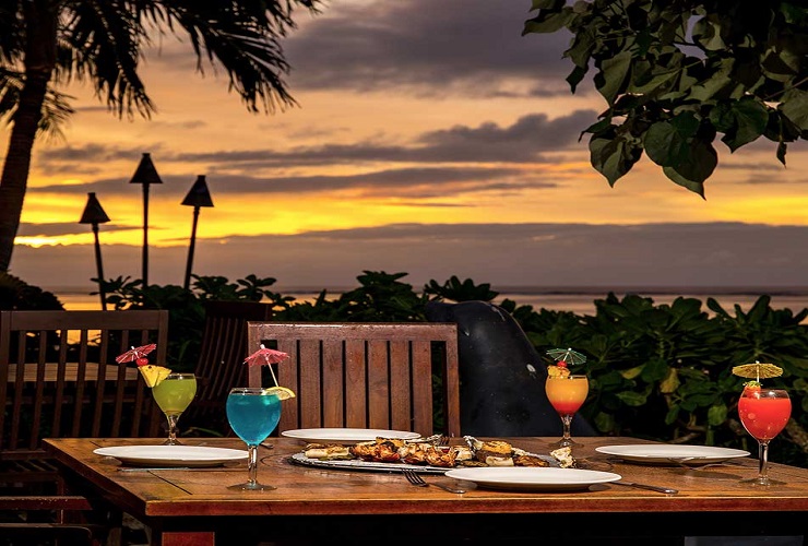 ビーチサイドでお好みで焼くバーベキューディナー