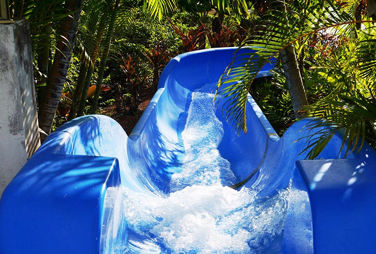 大人も子供も楽しめるウォータースライダー