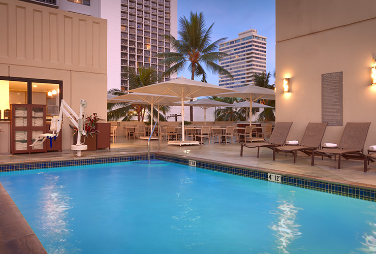 ホテルビル群に囲まれた屋外プールも一興