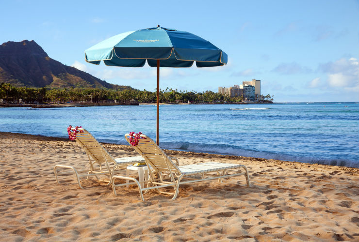 ダイヤモンドヘッドを間近に望むビーチ