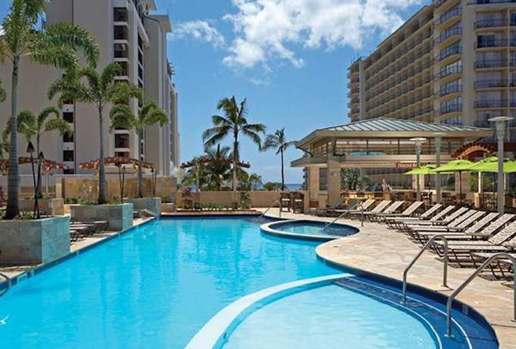 ご家族にもおすすめの屋外プール