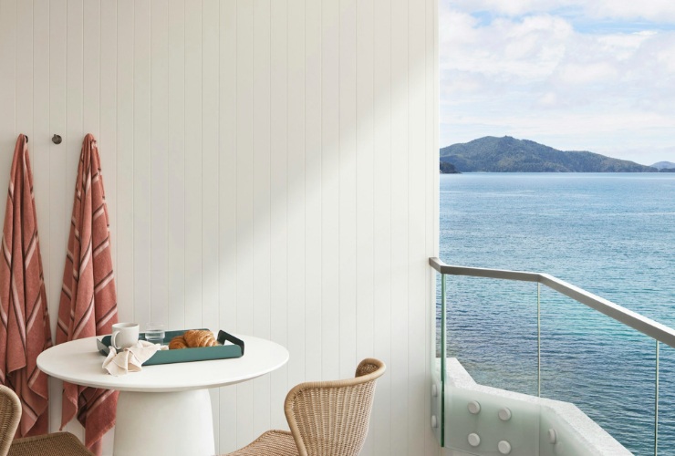 客室のバルコニーからは珊瑚海の素晴らしい景色を眺められます