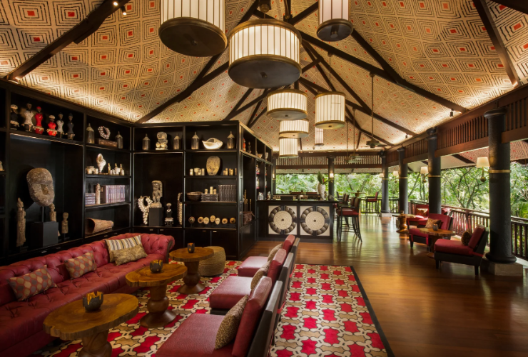 『Huna Bar（フナ バー）』ではインド洋と緑豊かな庭園を一望できます