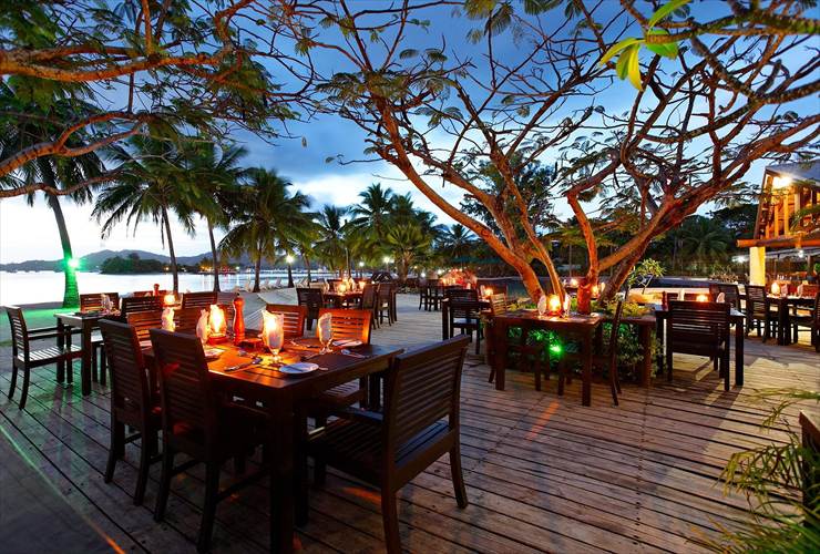 温かみある明かりが灯るディナー時のレストラン