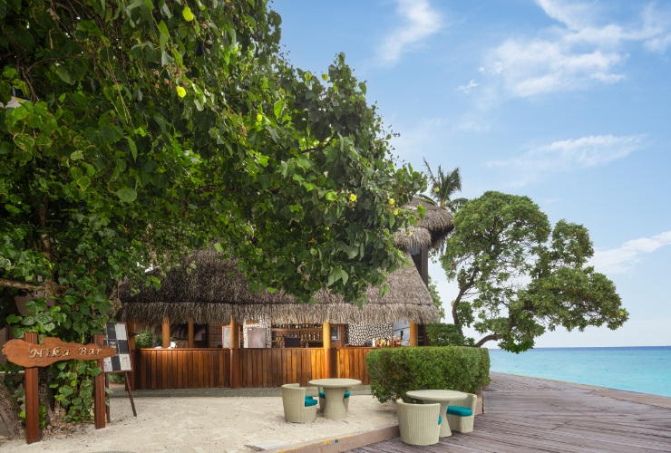 豊かな緑に囲まれた『ニカ バー』ではカクテル、ウイスキー、ラム酒などをお楽しみいただけます