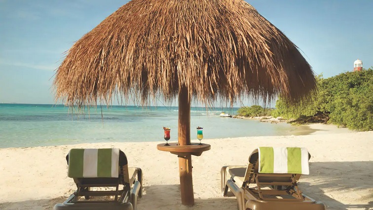 海辺での食事も最高！（公式HPより）