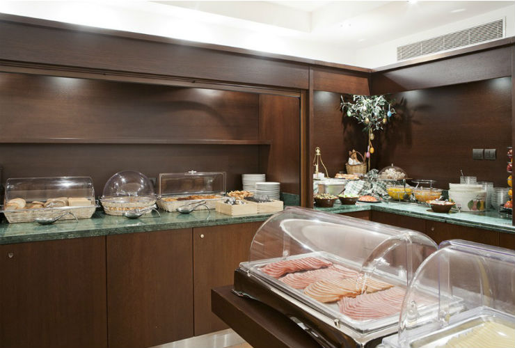 ホテルのレストランでは、ビュッフェ形式の朝食が食べられます。