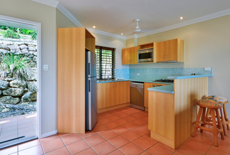 食器洗い機や電子レンジなど電化製品が備わったキッチン