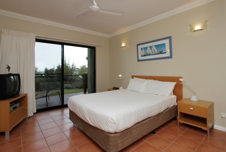 ベッドルームにはクイーンサイズベッドが設置してあります。