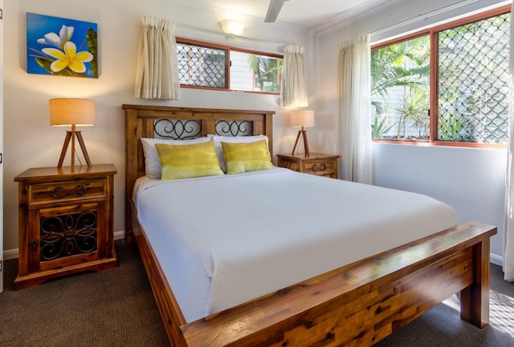 広々としたキングサイズベッドでリラックス