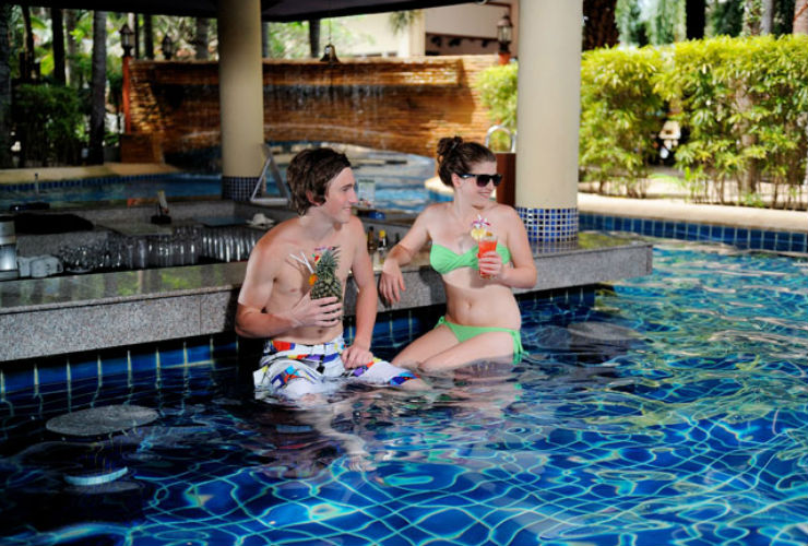 プールで南国らしいドリンクも。