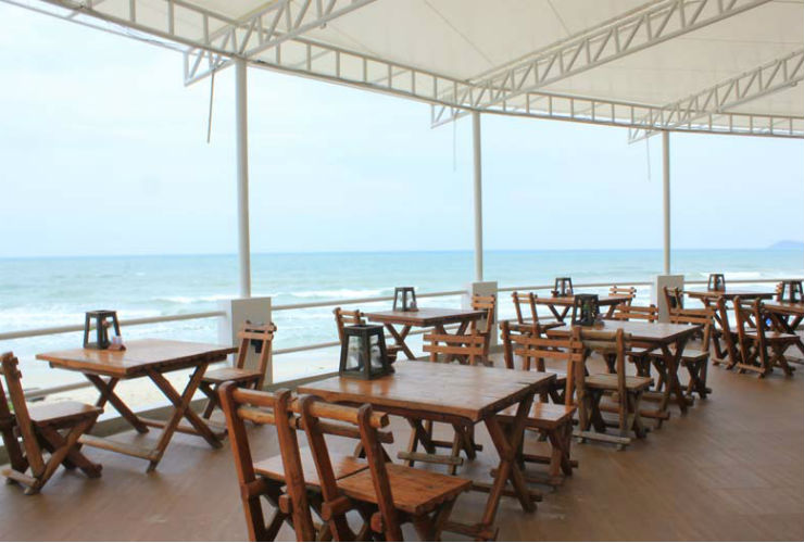 海の見えるレストラン。