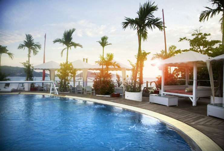 夕暮れの屋上のプール