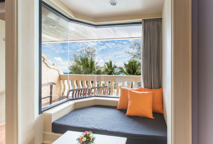 白のデラックスルームからは海も見える。