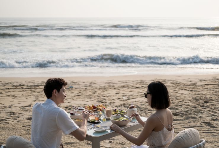 白浜のビーチでのんびり朝食を