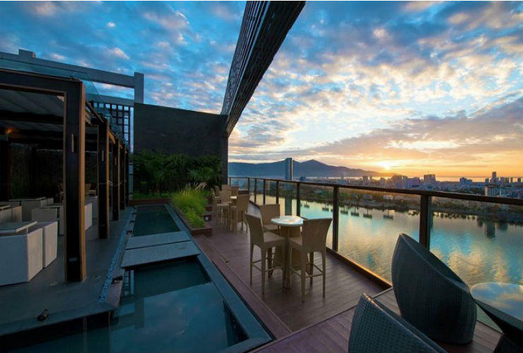 屋上から　遠くに見える南シナ海から朝日がのぼります