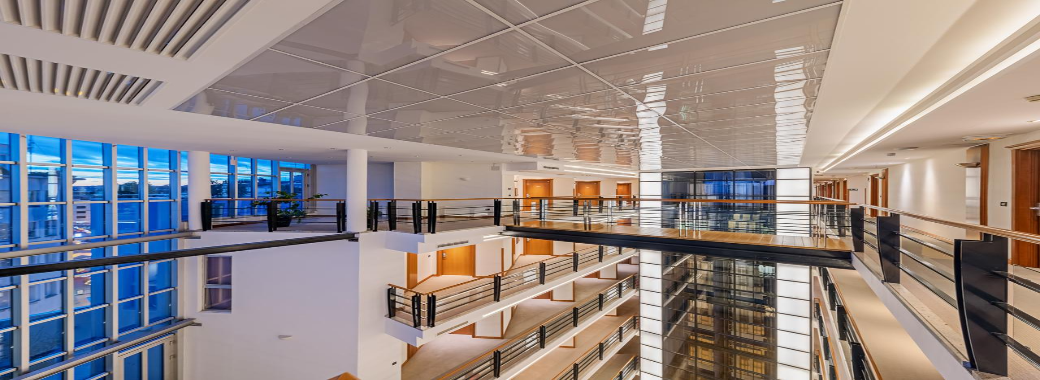 ロビーは吹き抜けとなっております