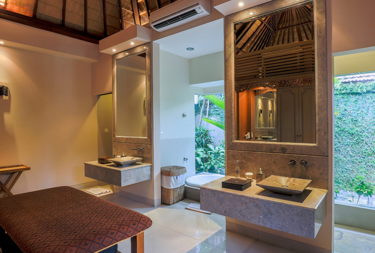 スパトリートメントも受けられるヴィラのバスルーム