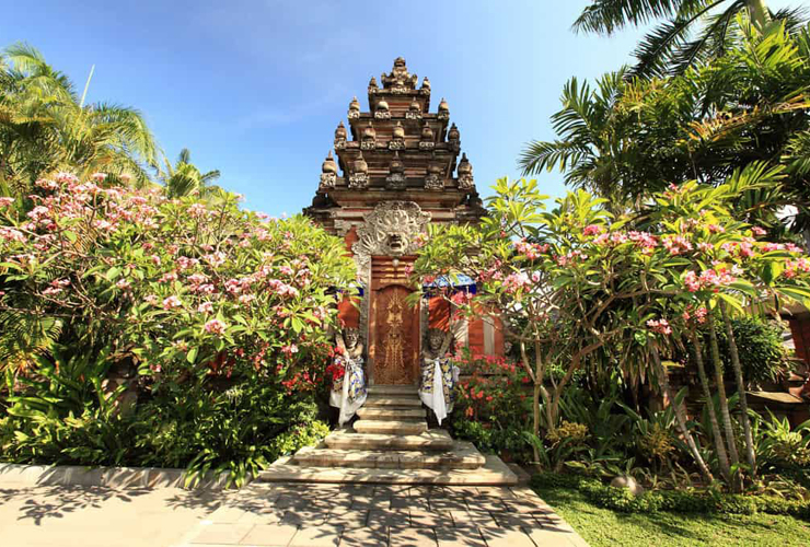 敷地内のガーデンとバリらしい建物