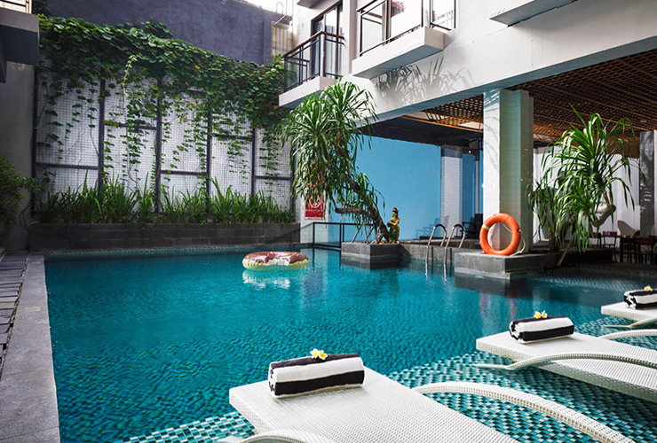 スイミングプール