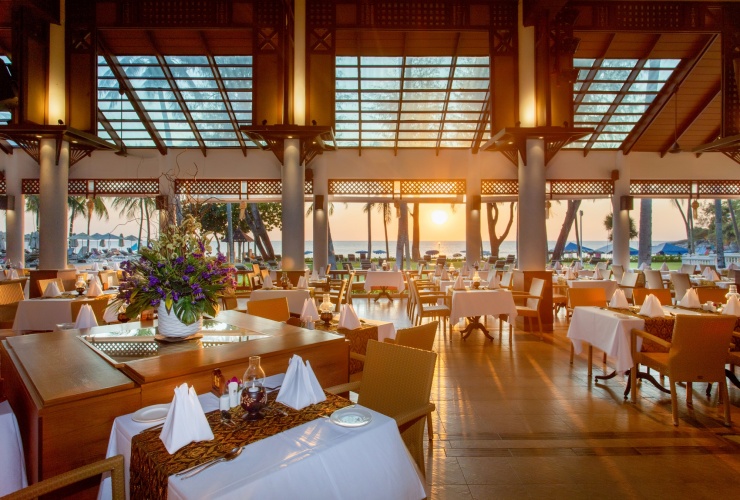 夕日に照らされた美しい海を見ながらディナーを