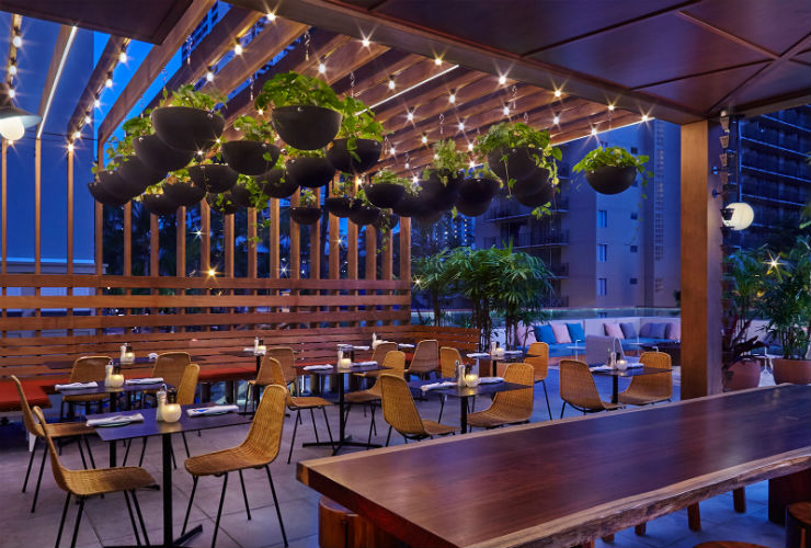 夜のライトアップが美しいレストラン「ハイドアウト」