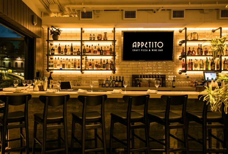 夜は居心地の良いバー「アペティート・クラフト・ピザ＆ワインバー」で過ごす